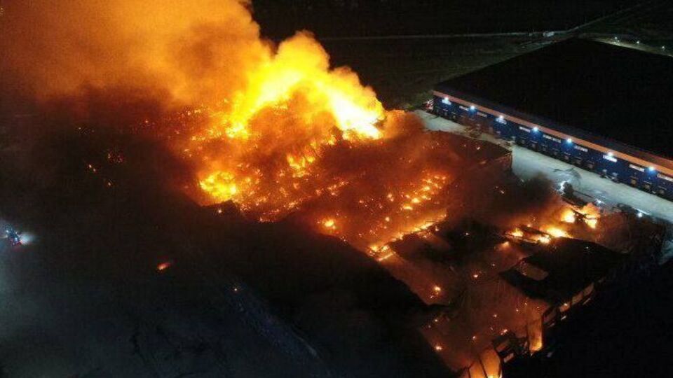 В ходе пожара часть помещения обрушилась