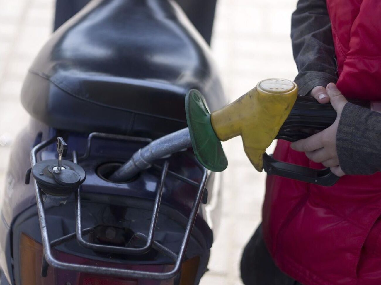 Корниенко пообещал, что "возможность приобрести топливо для автотранспорта будет"