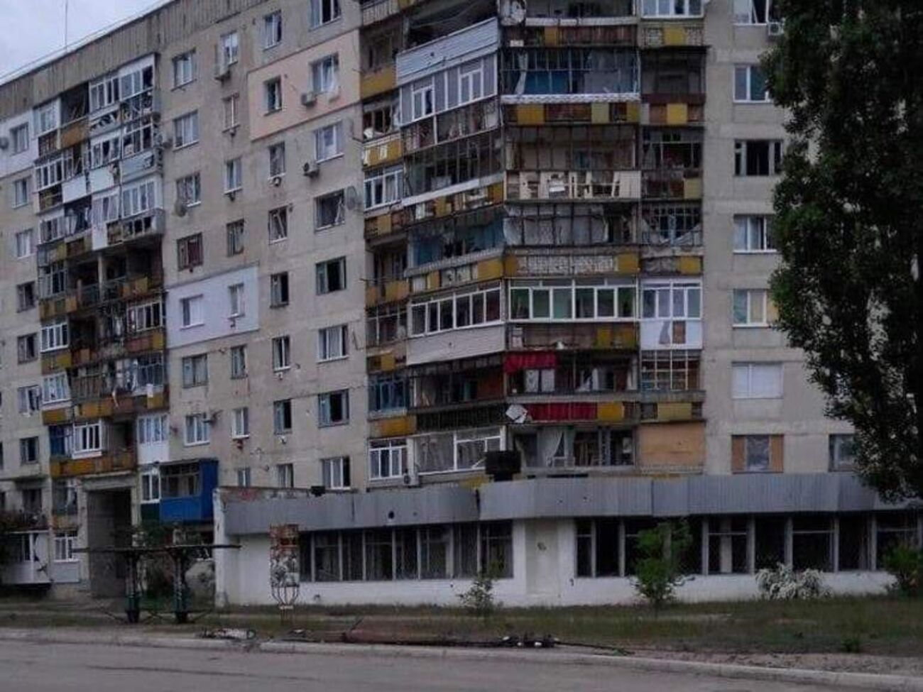 За даними Генштабу ЗСУ, окупанти закріплюються у північно-східній та південно-східній околицях Сєвєродонецька