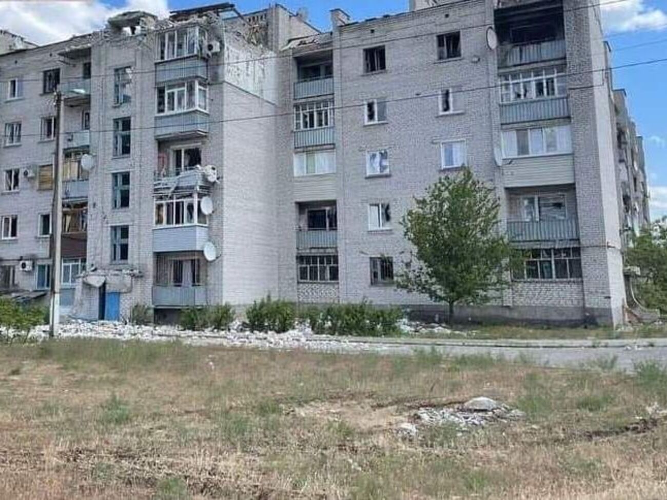 Жителі Сєвєродонецька потрапили під обстріл, коли готували їжу у дворі будинку