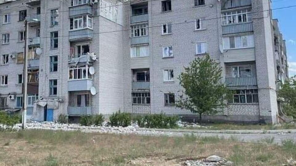 Жителі Сєвєродонецька потрапили під обстріл, коли готували їжу у дворі будинку