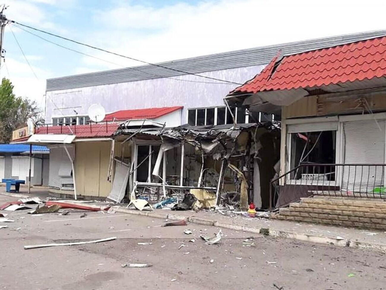 Від артилерійських обстрілів окупантів у Гуляйполі пошкоджено приблизно 10 продовольчих магазинів, зазначили в Запорізькій ОВА