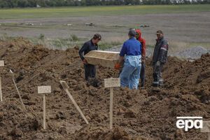 Загалом із середини квітня окупанти поховали у братських могилах щонайменше 16 тис. маріупольців