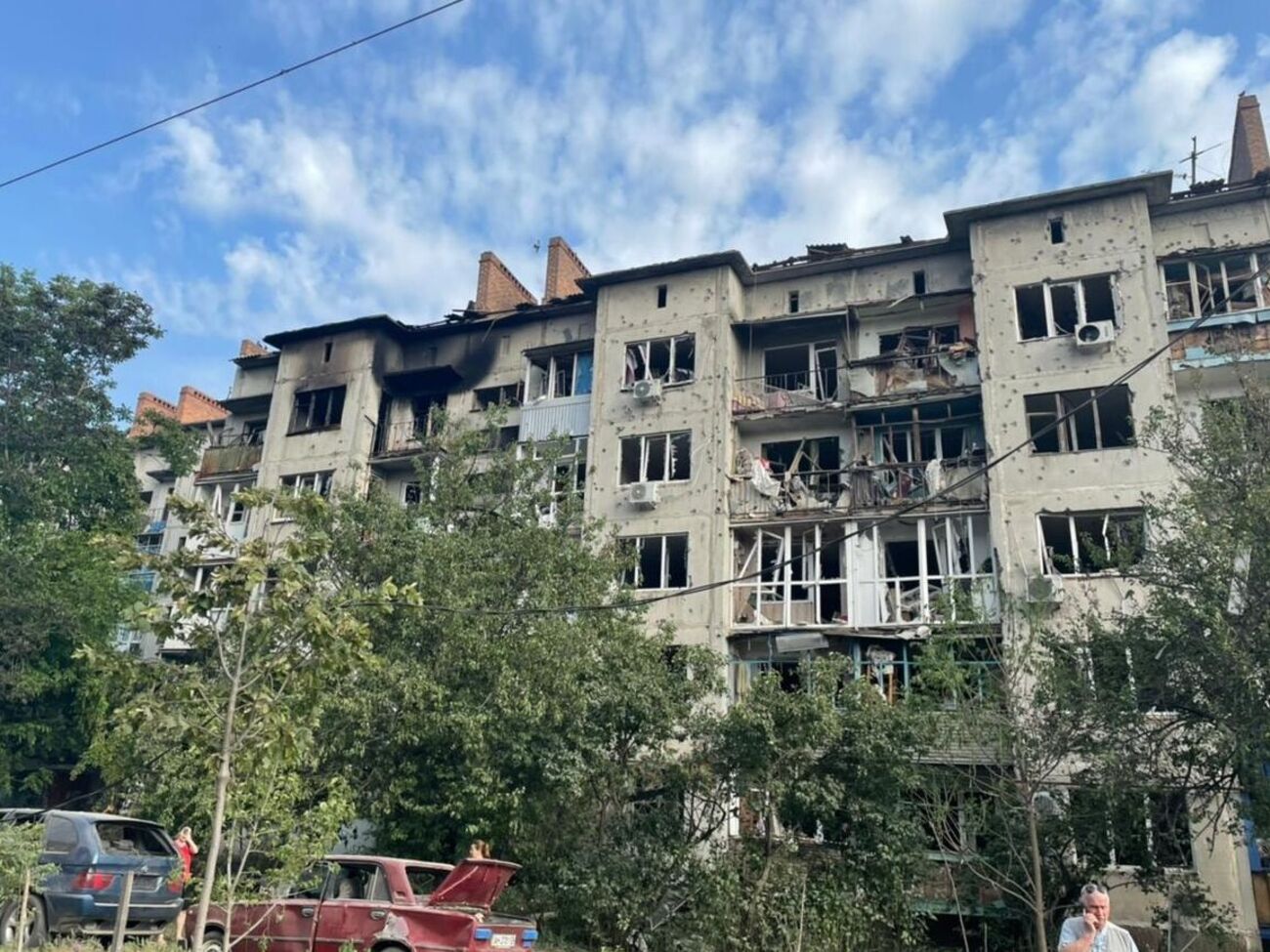 В результате обстрела пострадала школа и не менее семи многоэтажек