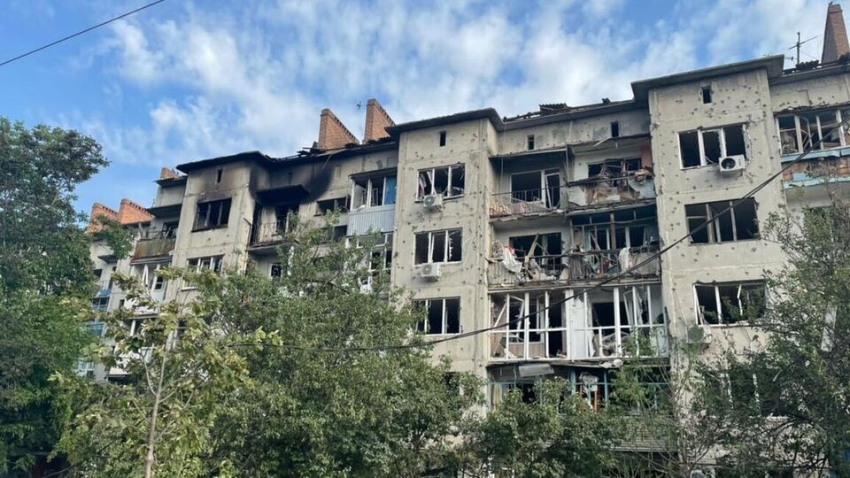 В результате обстрела пострадала школа и не менее семи многоэтажек