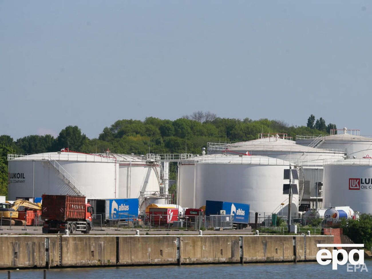 Шестой пакет санкций сохраняет импорт по нефтепроводу в страны, не имеющие доступа к морю &ndash; Венгрию, Словакию и Чехию