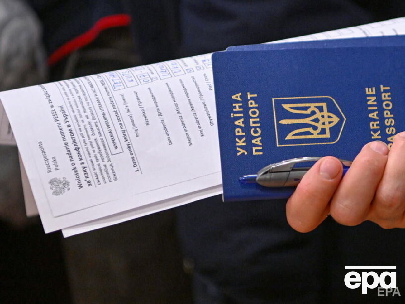 Воєнний стан обмежує виїзд з України чоловіків від 18 до 60 років