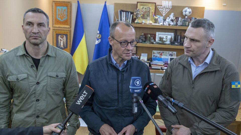 В Киев приехал лидер крупнейшей оппозиционной партии Германии – Христианско-демократический союз – Фридрих Мерц (в центре)