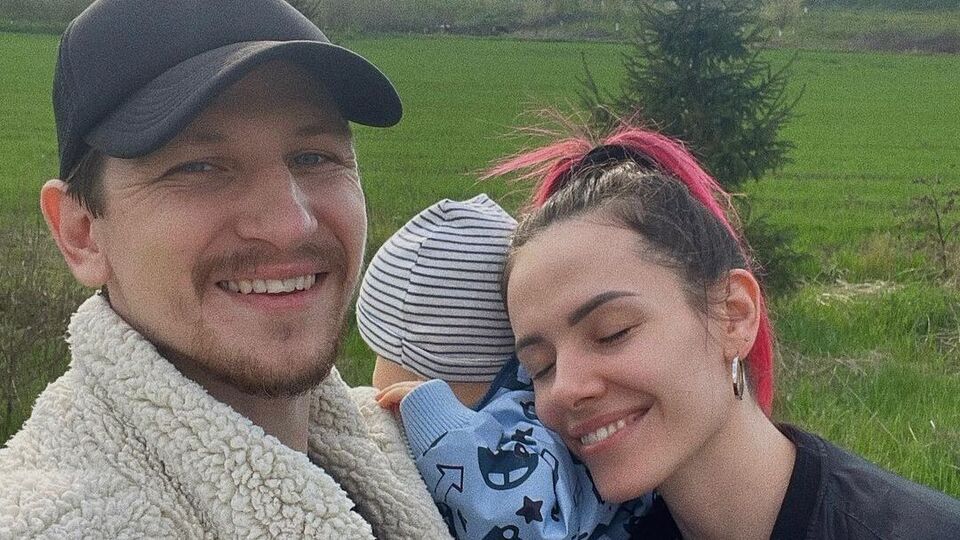 MamaRika за день до премьеры песни вернулась вместе с сыном в Украину