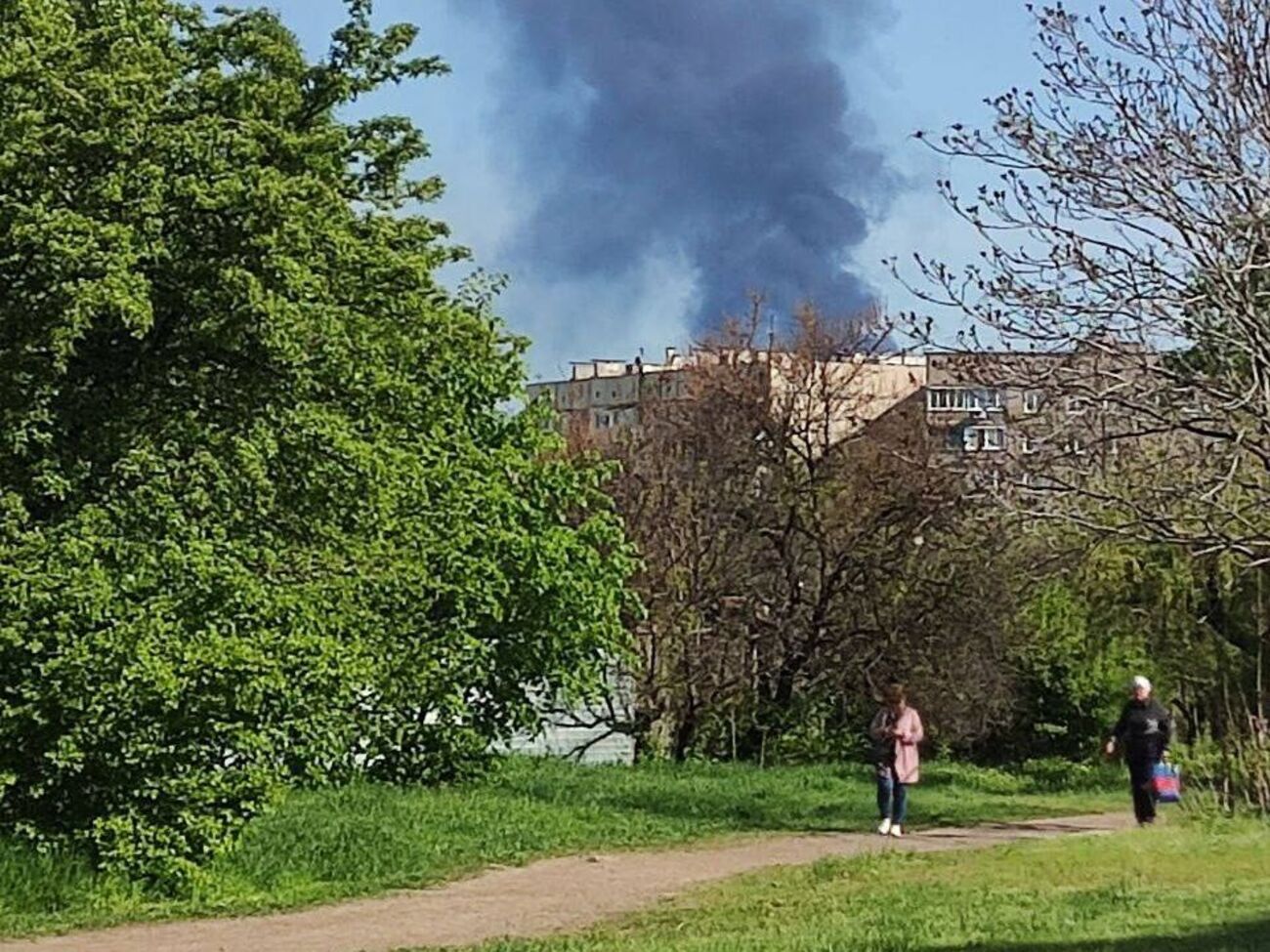Над Макеевкой виден черный столб дыма
