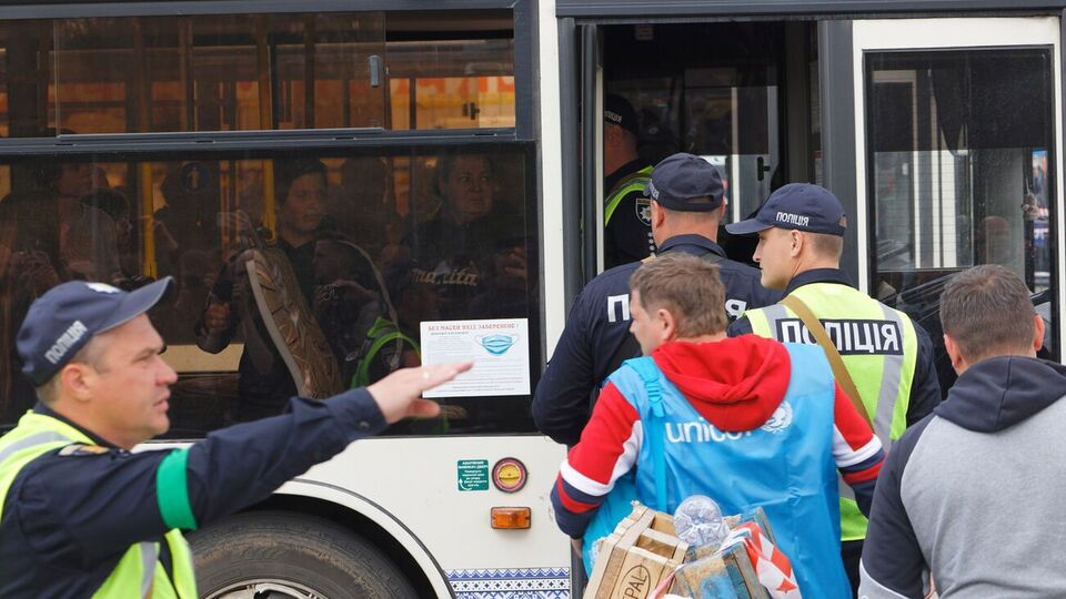 3 мая 156 жителей Мариуполя, эвакуированных с "Азовстали", доехали до Запорожья