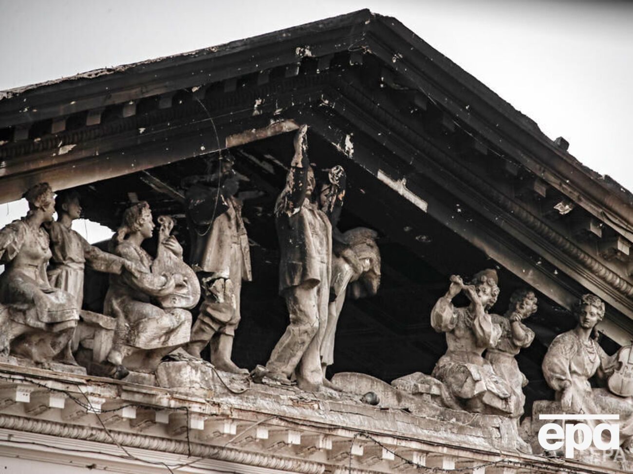 16 марта оккупанты сбросили бомбу на театр, перед зданием были большие надписи "Дети"