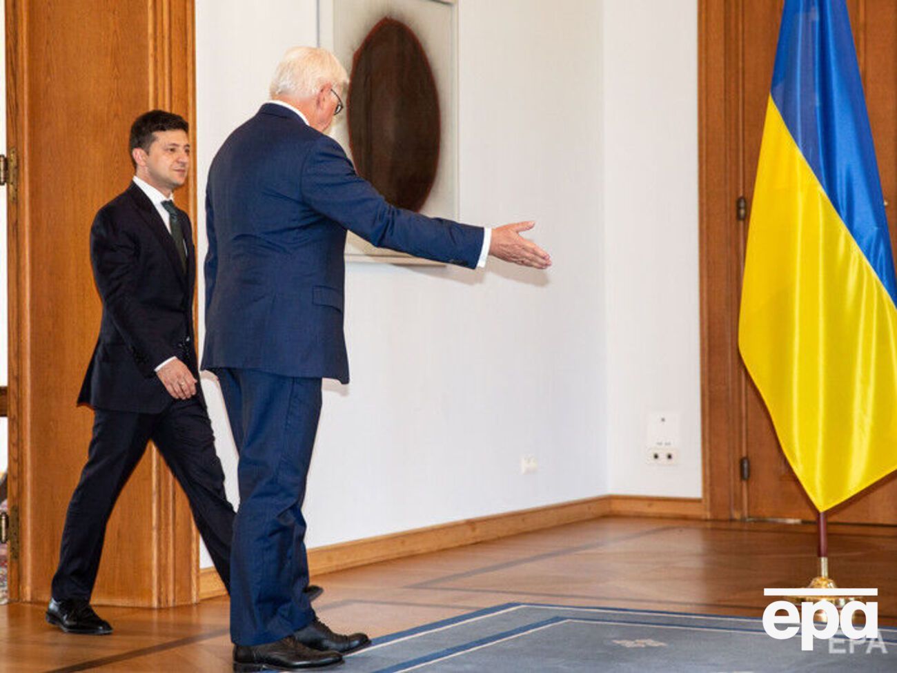 Штайнмайер (справа) несколько раз безуспешно пытался связаться с Зеленским по телефону, отмечает Die Zeit