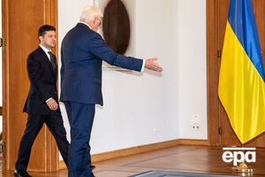 Штайнмаєр (праворуч) кілька разів безуспішно намагався зв'язатися із Зеленським телефоном, зазначає Die Zeit