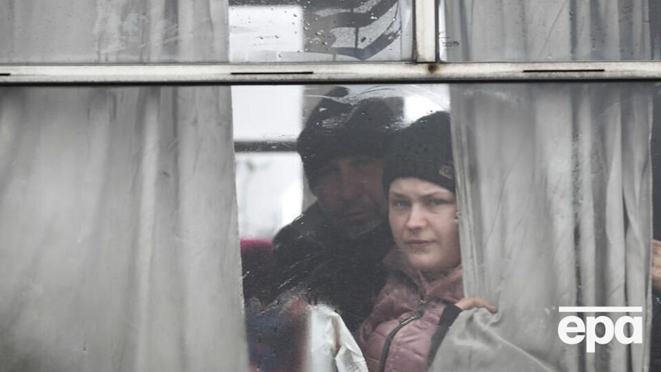 По словам Андрющенко, вывезенным мариупольцам не дают денег и не обеспечивают вещами