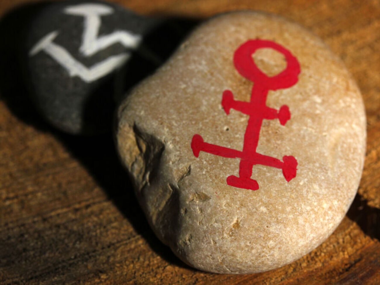 Российские пропагандисты нашли некие символы и попросили прокомменировать их культуролога