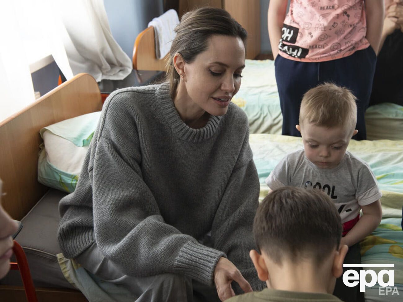 Джоли в Украине встретилась с переселенцами, волонтерами и детьми в приютах