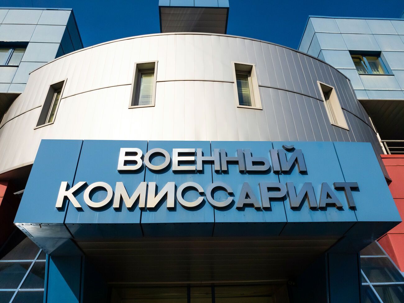 За інформацією Олексія Арестовича, є "десятки" випадків підпалу військкоматів у РФ