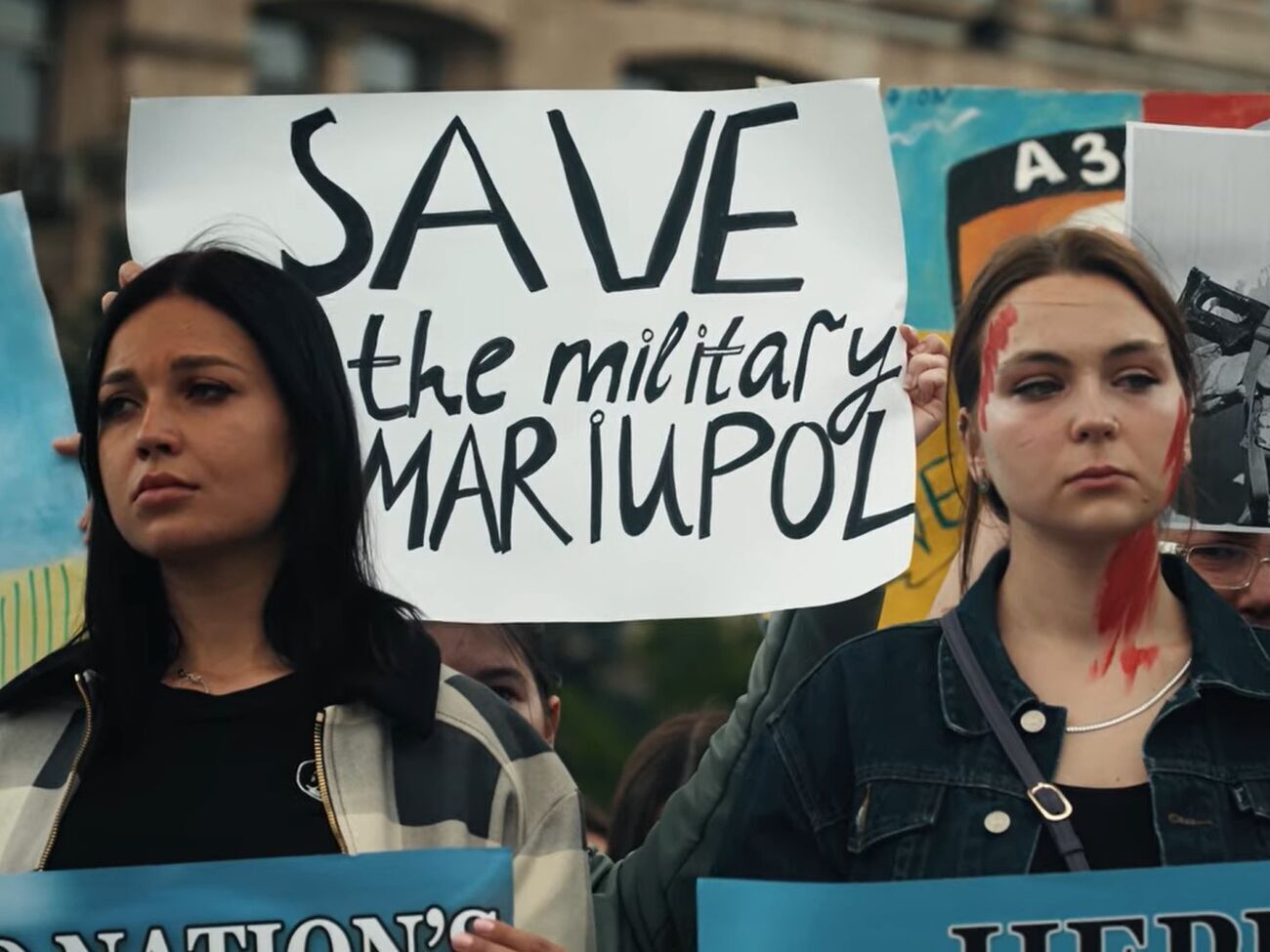 Участники акции просят помощи с эвакуацией военных и гражданских с "Азовстали"