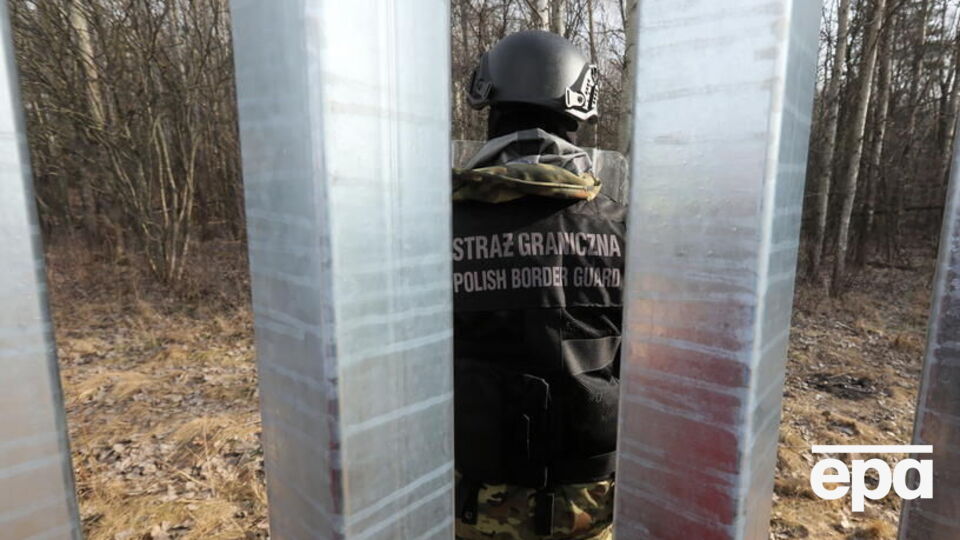 На огорожі, збудованій на польсько-білоруському кордоні, виявили пошкодження