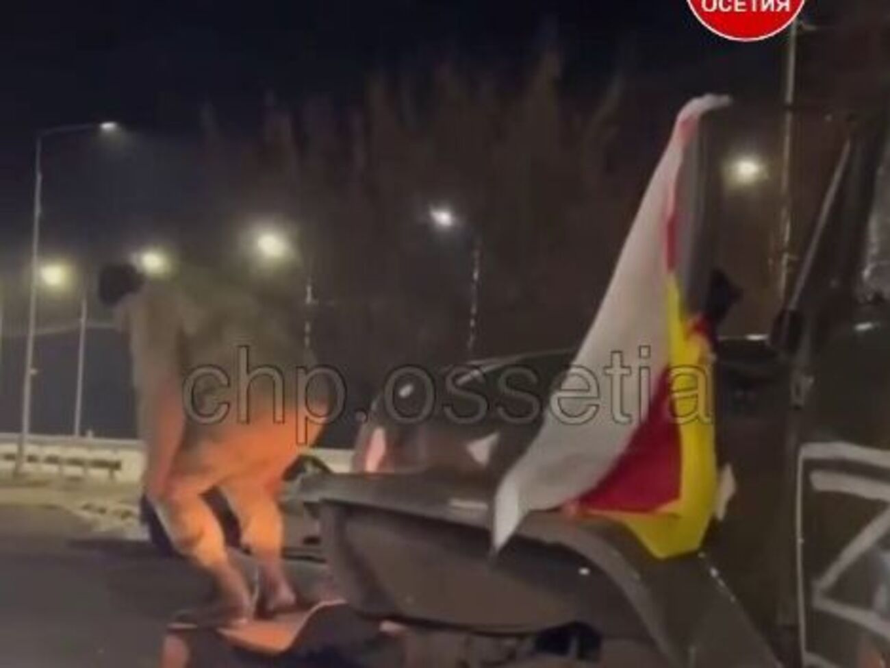 На видео виден военный грузовик с буквами Z на борту и флагом Северной Осетии