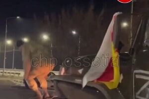 На видео виден военный грузовик с буквами Z на борту и флагом Северной Осетии