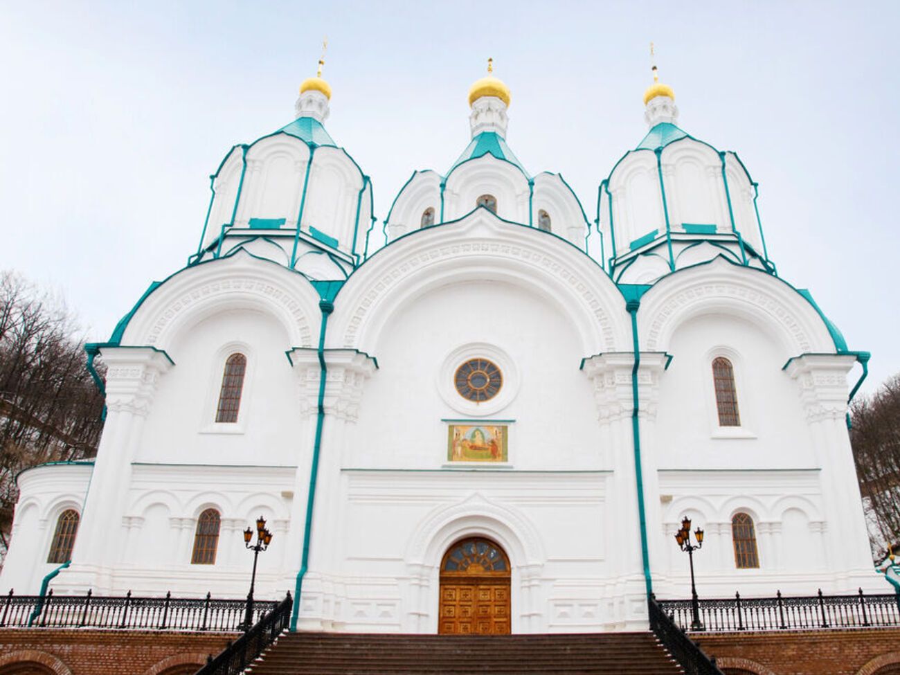 Оккупанты несколько раз обстреливали&nbsp;Святогорскую лавру, в которой прячутся беженцы