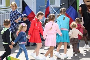 Российские захватчики устроили для детей "праздничную программу"