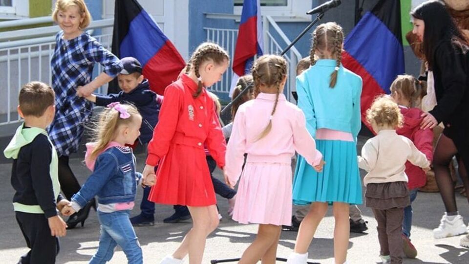 Російські загарбники влаштували для дітей "святкову програму"