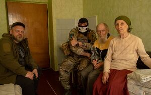 Иванова и ее муж (справа), а также боец ВСУ Кадет и сотрудник Страткома Галко в одной их харьковских больниц