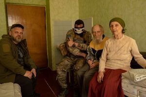 Иванова и ее муж (справа), а также боец ВСУ Кадет и сотрудник Страткома Галко в одной их харьковских больниц