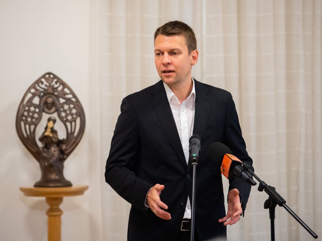 Поставки вооружений для Украины, как только они пересекут венгерско-украинскую границу, могут стать целью атак РФ, отметил Менцер