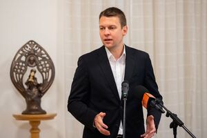 Поставки вооружений для Украины, как только они пересекут венгерско-украинскую границу, могут стать целью атак РФ, отметил Менцер