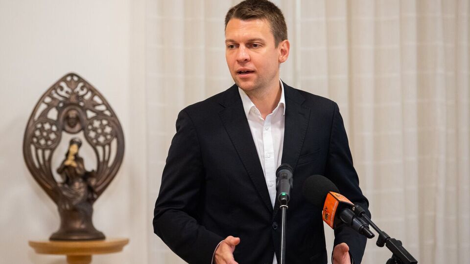 Поставки вооружений для Украины, как только они пересекут венгерско-украинскую границу, могут стать целью атак РФ, отметил Менцер