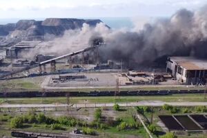 На территории "Азовстали" в Мариуполе уже три дня идут активные бои, украинские защитники призывают мировое сообщество эвакуировать гарнизон, защищающий город