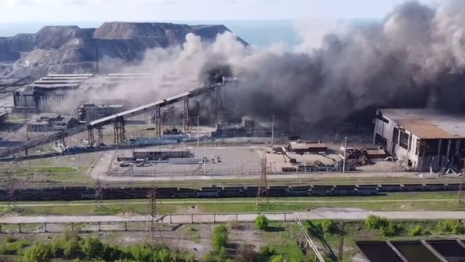 На території "Азовсталі" в Маріуполі вже три дні тривають активні бої, українські захисники закликають світову спільноту евакуювати гарнізон, який захищає місто