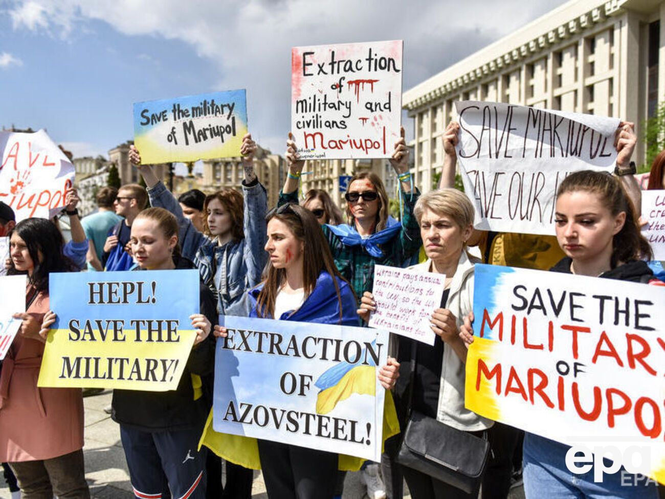 Согласно законодательству о военном положении массовые собрания в Украине запрещены