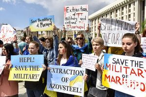 Согласно законодательству о военном положении массовые собрания в Украине запрещены