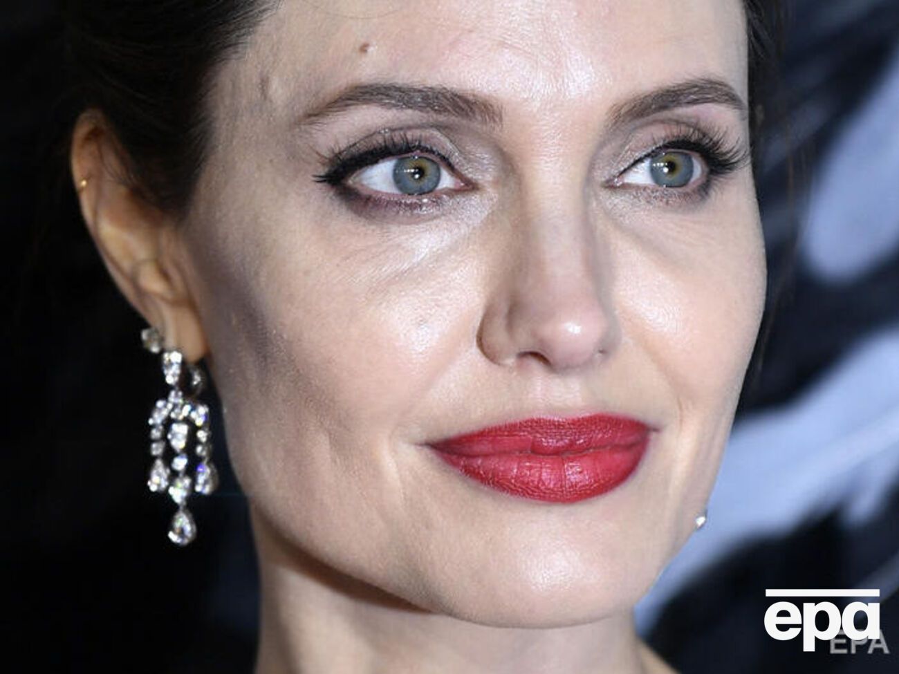 Джоли покинула Украину 2 мая