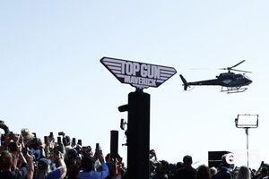 Том Круз прибыл на премьеру фильма на вертолете