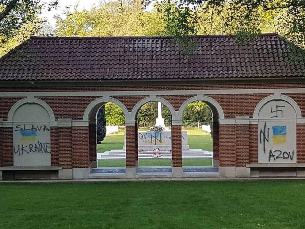 Вандалы написали&nbsp;Slava Ukraine, это транслитерация фразы на русском языке