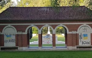 Вандалы написали Slava Ukraine, это транслитерация фразы на русском языке