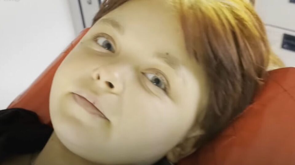 15-летняя Лиза с ранениями ног вела автомобиль, объезжая мины