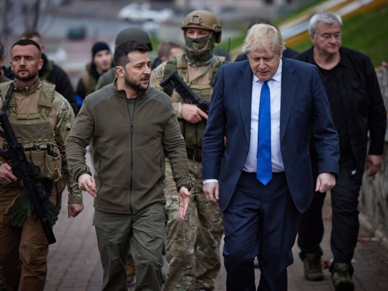 На аукціоні продали таку фліску, як Зеленський одягав під час візиту Джонсона до Києва у квітні