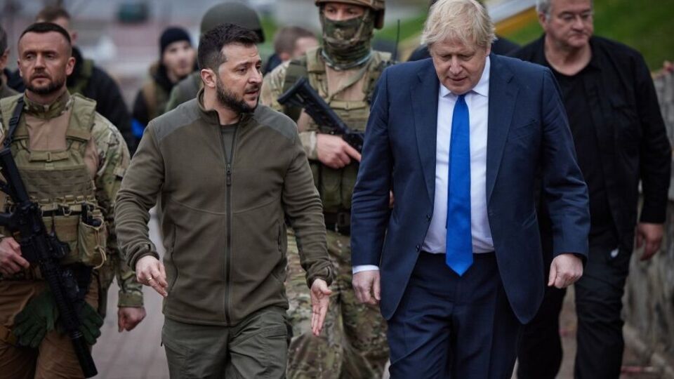 На аукціоні продали таку фліску, як Зеленський одягав під час візиту Джонсона до Києва у квітні