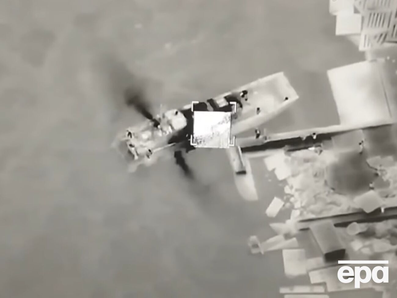 На видео показано, что на катере в момент удара находились военнослужащие