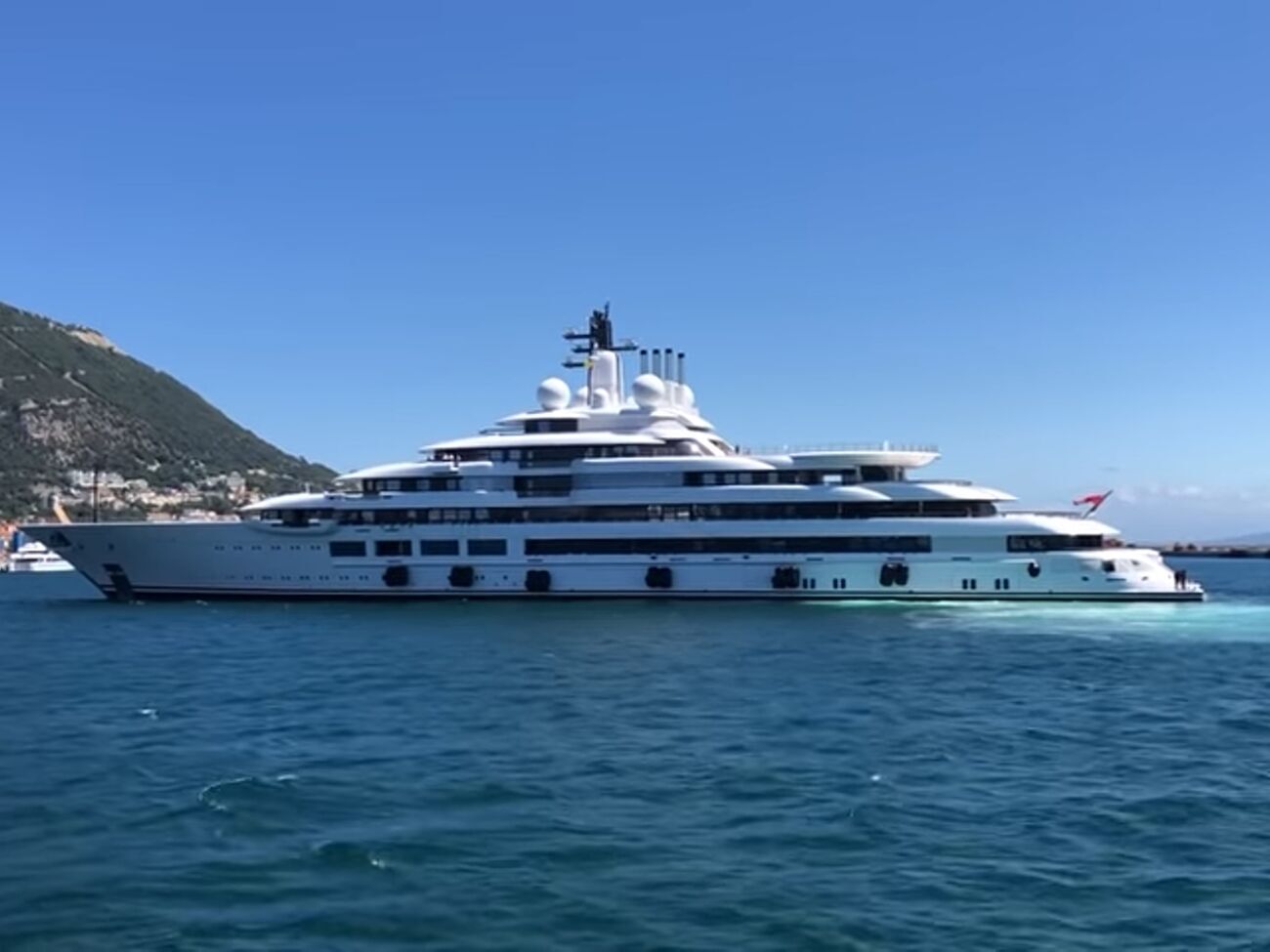 Яхта пришвартована в порту Марина-ди-Каррара в&nbsp;Тоскане