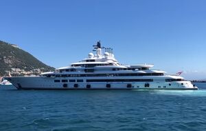 Яхта пришвартована в порту Марина-ди-Каррара в Тоскане