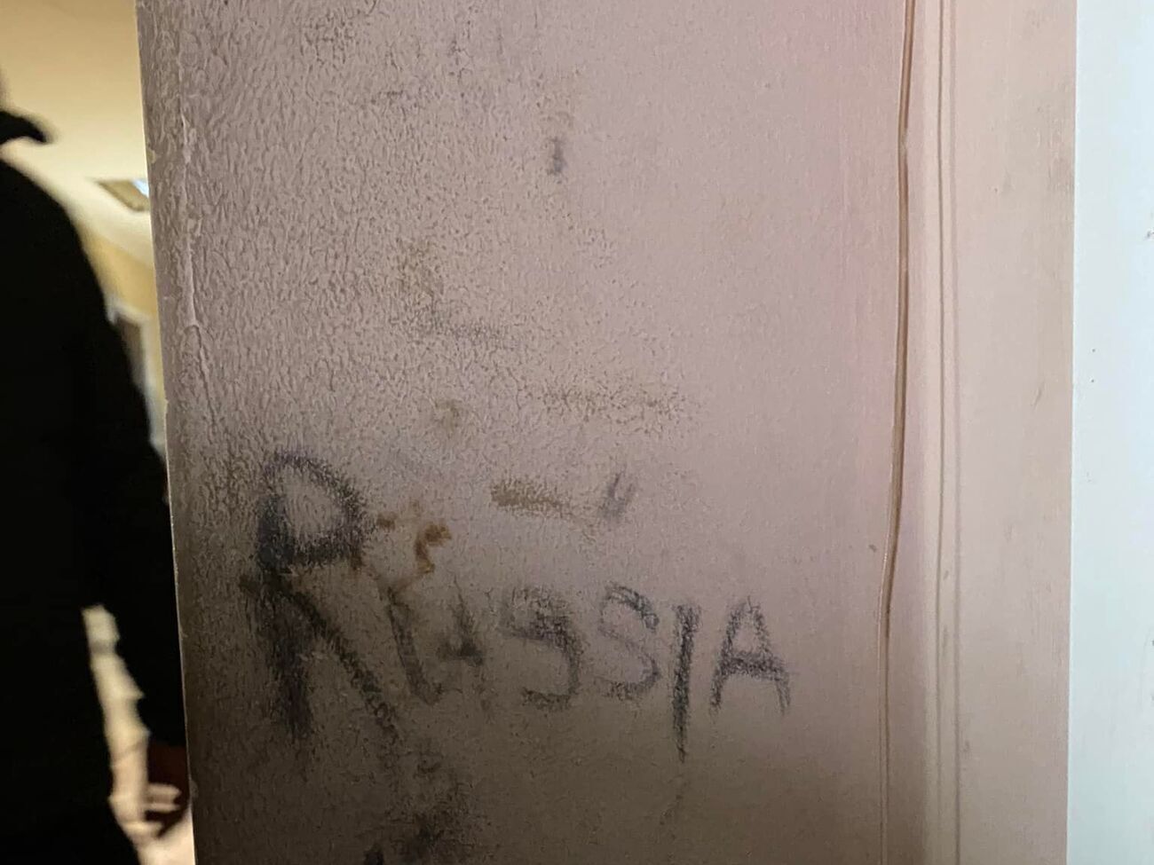 Оккупанты разрисовали стены в помещении вокзала