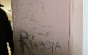 Оккупанты разрисовали стены в помещении вокзала